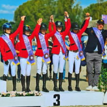 L'équipe belge poneys sur le podium de la Finale de Coupe des nations, avec notamment Clémentine Lux et Elise Thirion