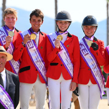 Luiz Felipe Neto de Azevedo et Louise Ameeuw avec l'équipe juniors à Oliva (© FEI / 1clic photo)