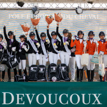 Le podium par équipe du championnat children de dressage (© FEI/Libby Law)